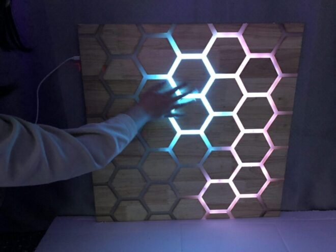 Interaktivní panel na zeď