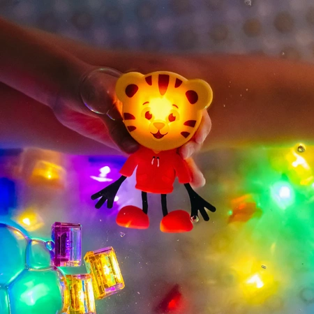 Glo Pals postavička s kostkami