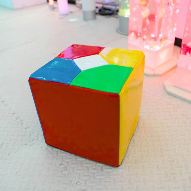 Interaktivní ovládací kostka pro bublinkové válce a vodní panely
